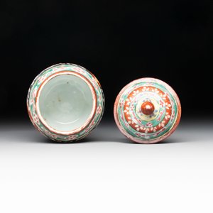 Six Chinese Thai market Bencharong-style wares and two Thai Sawankhalok wares, 15/19th C. — foto 14
