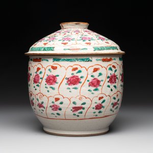 Six Chinese Thai market Bencharong-style wares and two Thai Sawankhalok wares, 15/19th C. — foto 2