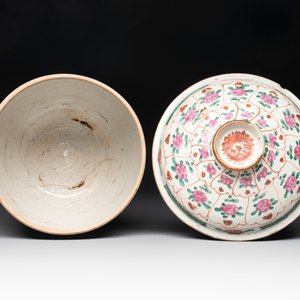 Six Chinese Thai market Bencharong-style wares and two Thai Sawankhalok wares, 15/19th C. — foto 4