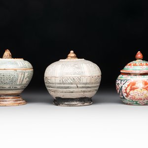Six Chinese Thai market Bencharong-style wares and two Thai Sawankhalok wares, 15/19th C. — foto 10
