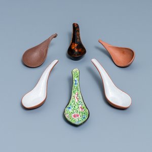 Six Chinese Yixing stoneware, lacquer and Canton enamel spoons, 19/20th C. — photo 1