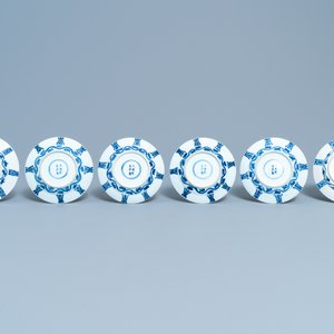 Six coupes aux caractères 'Shou' en porcelaine de Chine en bleu et blanc, Kangxi — photo 3