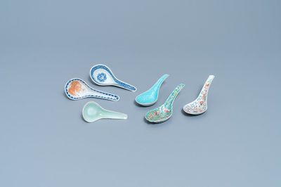 Six cuillères en porcelaine de Chine, 19/20ème