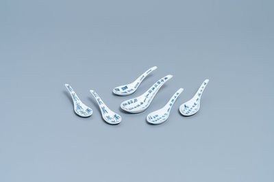 Six cuillères en porcelaine de Chine en bleu et blanc, 19/20ème