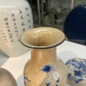 Six diverse Chinese vases and a soft paste seal paste box, 19/20th C. — 照片 23