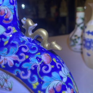 Six diverse Chinese vases and a soft paste seal paste box, 19/20th C. — 照片 30