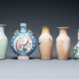 Six diverse Chinese vases and a soft paste seal paste box, 19/20th C. — 照片 4