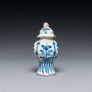 Six Dutch Delft blue and white vases, 17/18th C. — 照片 10