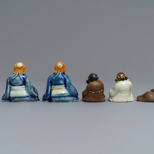 Six figures en biscuit émaillé bleu, blanc et céladon, Chine, Qianlong — photo 3