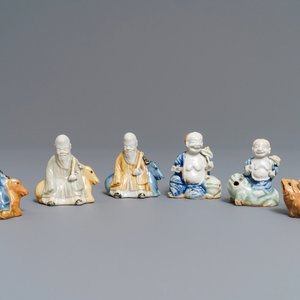 Six figures en biscuit émaillé bleu, blanc et céladon, Chine, Qianlong — photo 1