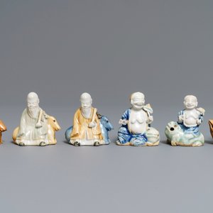 Six figures en biscuit émaillé bleu, blanc et céladon, Chine, Qianlong — photo 2