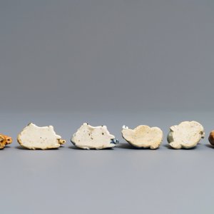 Six figures en biscuit émaillé bleu, blanc et céladon, Chine, Qianlong — photo 4