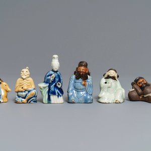 Six figures en biscuit émaillé bleu, blanc et céladon, Chine, Qianlong — photo 2