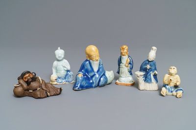 Six figures en biscuit émaillé bleu, blanc et céladon, Chine, Qianlong