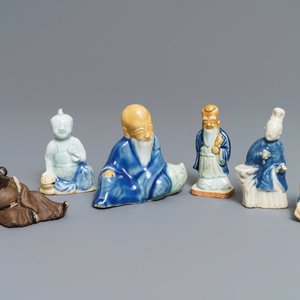 Six figures en biscuit émaillé bleu, blanc et céladon, Chine, Qianlong — photo 1
