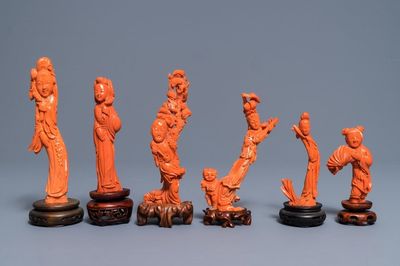 Six figures en corail sculpté sur socles en bois, Chine, 19/20ème