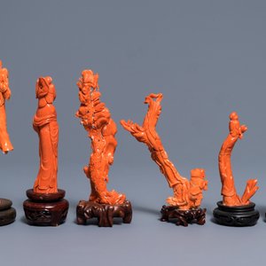 Six figures en corail sculpté sur socles en bois, Chine, 19/20ème — photo 3