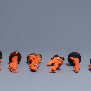 Six figures en corail sculpté sur socles en bois, Chine, 19/20ème — photo 6