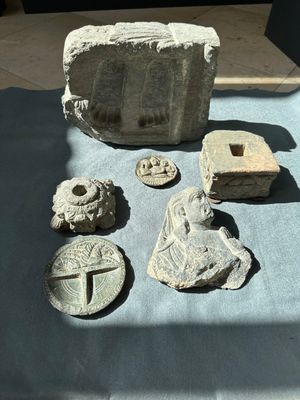 Six Gandhara grey schist fragments with divinities and floral design, 1/4th C. — 照片 1