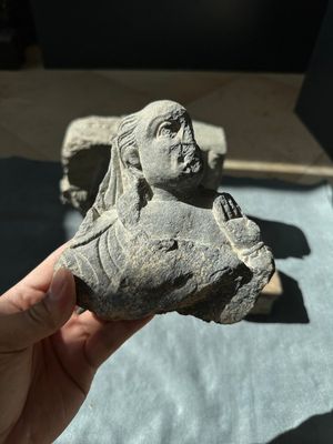 Six Gandhara grey schist fragments with divinities and floral design, 1/4th C. — 照片 2
