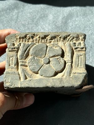 Six Gandhara grey schist fragments with divinities and floral design, 1/4th C. — 照片 32