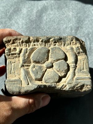 Six Gandhara grey schist fragments with divinities and floral design, 1/4th C. — 照片 34
