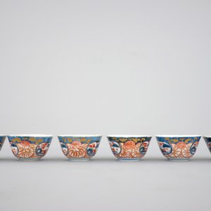 Six Japanese Imari porcelain cups and saucers, 18th C. — photo 4