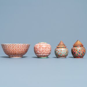 Six jarres et un bol en porcelaine de Chine Bencharong pour le marché thai, 19ème — photo 2