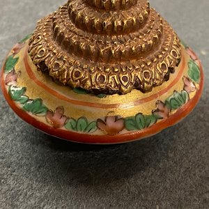 Six jarres et un bol en porcelaine de Chine Bencharong pour le marché thai, 19ème — photo 27