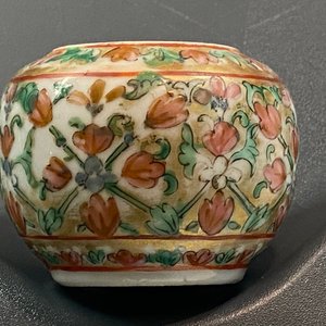 Six jarres et un bol en porcelaine de Chine Bencharong pour le marché thai, 19ème — photo 28