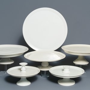 Six large monochrome white French porcelain tazza, 19th C. — 照片 1