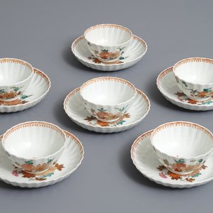 Six lobed Chinese famille rose cups and saucers with floral designs, Qianlong — photo 1
