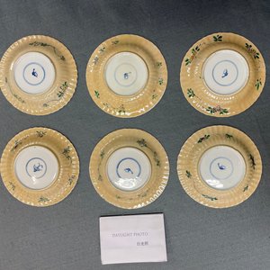 Six lobed Chinese famille verte café-au-lait-ground cups and saucers, Kangxi — 照片 25