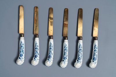 Six manches de couteaux en porcelaine de Chine bleu, blanc et doré, Qianlong