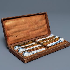 Six manches de couteaux en porcelaine de Chine bleu, blanc et doré, Qianlong — photo 3