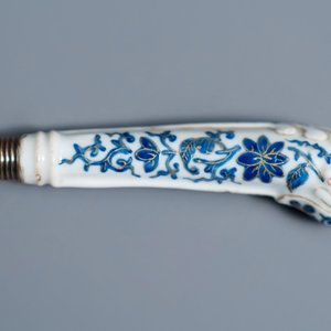 Six manches de couteaux en porcelaine de Chine bleu, blanc et doré, Qianlong — photo 4