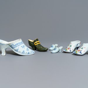 Six modèles de chaussures et pantoufles en faïence de Delft et faïence française, 18/19ème — photo 1
