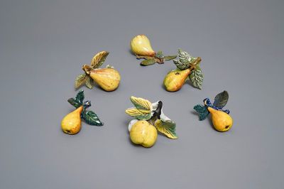 Six modèles de pommes et poires en faïence polychrome de Delft, 18ème