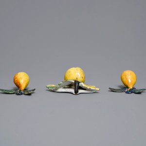 Six modèles de pommes et poires en faïence polychrome de Delft, 18ème — photo 4