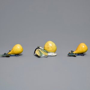Six modèles de pommes et poires en faïence polychrome de Delft, 18ème — photo 5