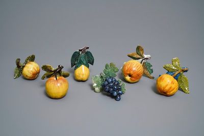 SIx modèles de pommes, poires et raisins en faïence polychrome de Delft, 18ème