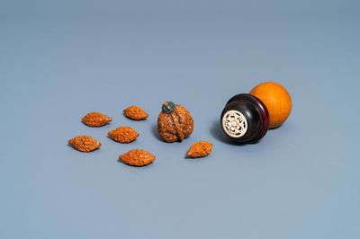 Six noyaux de fruits sculptés, une tabatière en noyer et une boîte à grillons en gourde séchée, Chine, 19/20ème