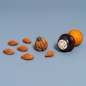 Six noyaux de fruits sculptés, une tabatière en noyer et une boîte à grillons en gourde séchée, Chine, 19/20ème — photo 1