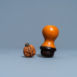 Six noyaux de fruits sculptés, une tabatière en noyer et une boîte à grillons en gourde séchée, Chine, 19/20ème — photo 2
