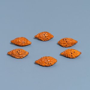 Six noyaux de fruits sculptés, une tabatière en noyer et une boîte à grillons en gourde séchée, Chine, 19/20ème — photo 8
