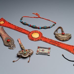Six objets en métal et tissus ornés de pierres précieuses, Tibet, 19ème — photo 1