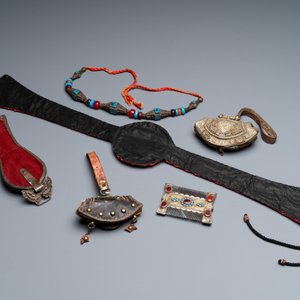 Six objets en métal et tissus ornés de pierres précieuses, Tibet, 19ème — photo 2