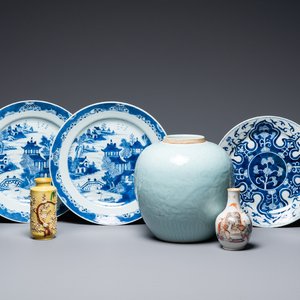 Six pièces en porcelaine de Chine en bleu et blanc, céladon et famille rose, 19/20ème — photo 1