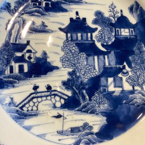 Six pièces en porcelaine de Chine en bleu et blanc, céladon et famille rose, 19/20ème — photo 12