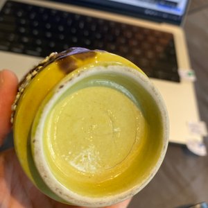 Six pièces en porcelaine de Chine en bleu et blanc, céladon et famille rose, 19/20ème — photo 46